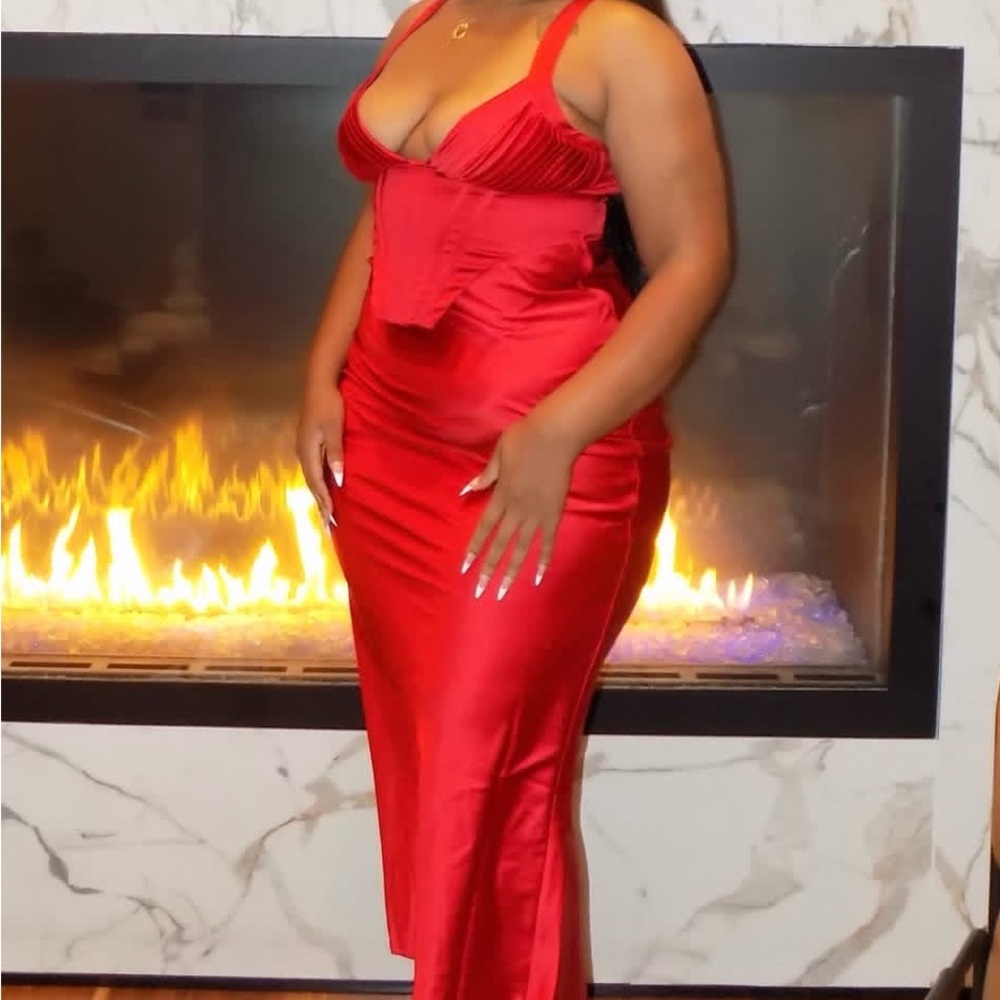 Elegant Red Evening Gown - Picture 3 of 3